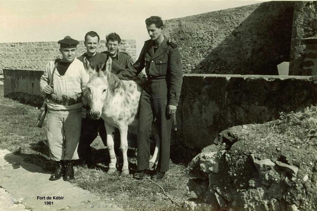 MERS EL KEBIR B LE FAN CLUB AU FORT 1961.JPG
